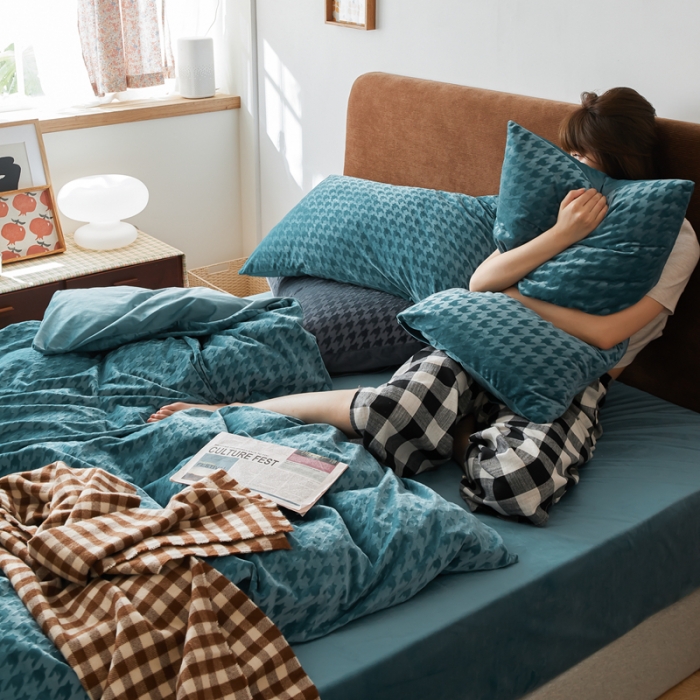 91家纺网 家纺一手货源 找家纺 梦享生活家居 2021新款天鹅绒轻奢千鸟格四件套 海蓝色