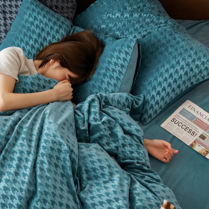 91家纺网 家纺一手货源 找家纺 梦享生活家居 2021新款天鹅绒轻奢千鸟格四件套 海蓝色