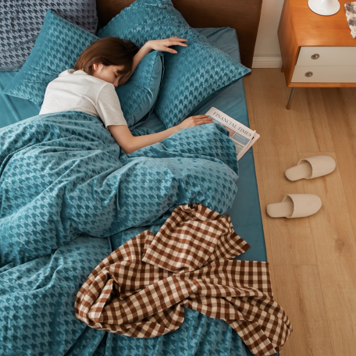 91家纺网 家纺一手货源 找家纺 梦享生活家居 2021新款天鹅绒轻奢千鸟格四件套 海蓝色