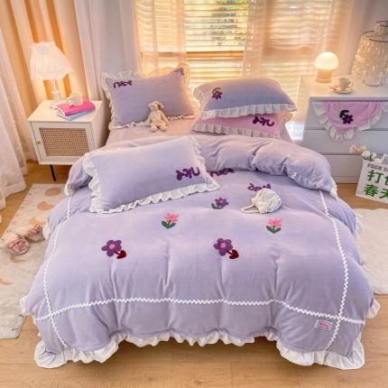 91家纺网 家纺一手货源 找家纺 安哆啦2021新款230g毛巾绣牛奶绒花边四件套小花花丁香紫