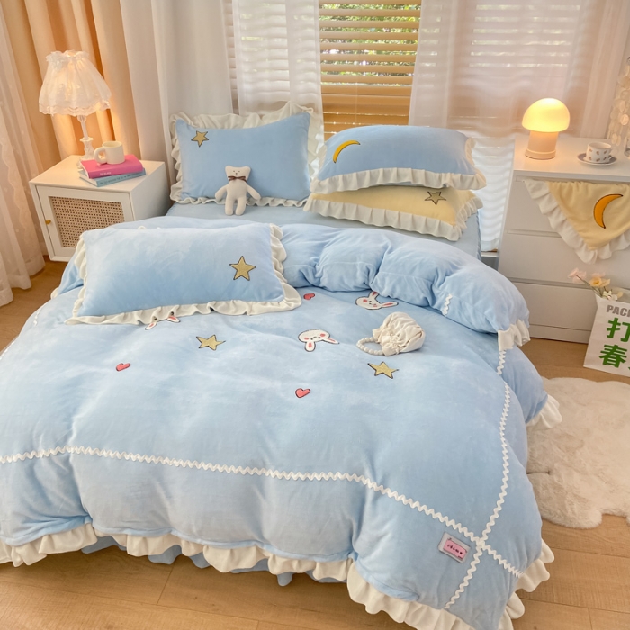 91家纺网 家纺一手货源 找家纺 安哆啦2021新款230g毛巾绣牛奶绒花边四件套萌萌兔海盐蓝