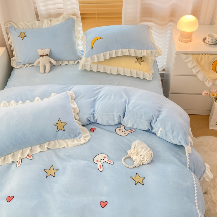 91家纺网 家纺一手货源 找家纺 安哆啦2021新款230g毛巾绣牛奶绒花边四件套萌萌兔海盐蓝