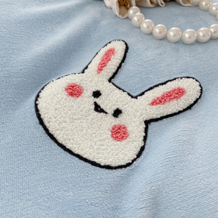 91家纺网 家纺一手货源 找家纺 安哆啦2021新款230g毛巾绣牛奶绒花边四件套萌萌兔海盐蓝