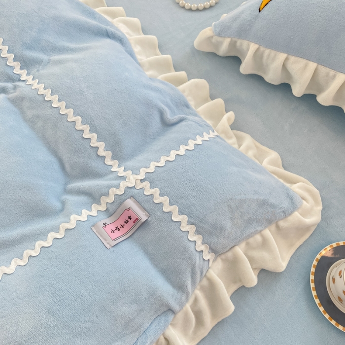 91家纺网 家纺一手货源 找家纺 安哆啦2021新款230g毛巾绣牛奶绒花边四件套萌萌兔海盐蓝