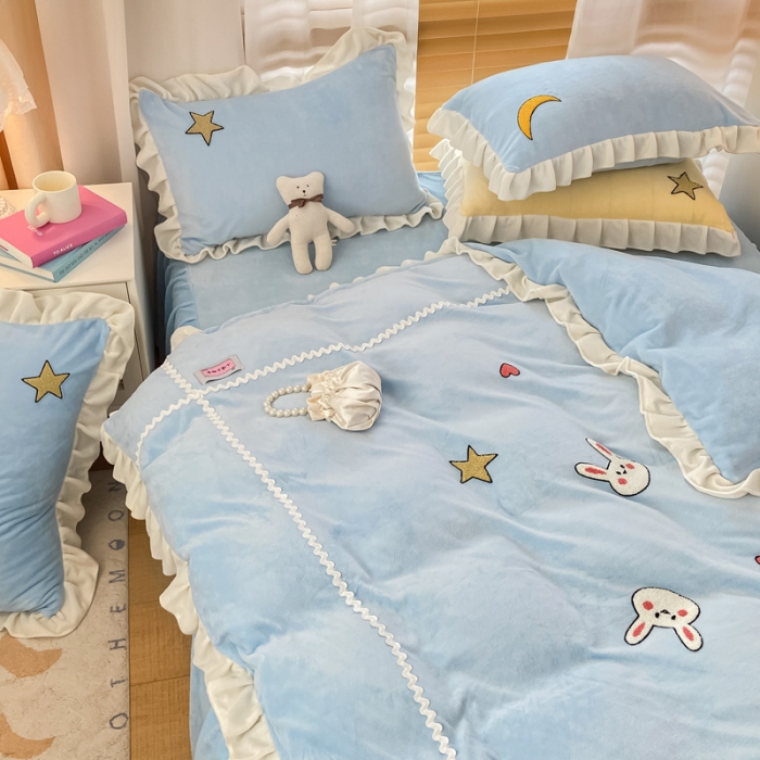 91家纺网 家纺一手货源 找家纺 安哆啦2021新款230g毛巾绣牛奶绒花边四件套萌萌兔海盐蓝