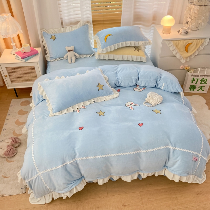 91家纺网 家纺一手货源 找家纺 安哆啦2021新款230g毛巾绣牛奶绒花边四件套萌萌兔海盐蓝
