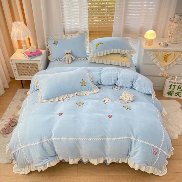 91家纺网 家纺一手货源 找家纺 安哆啦2021新款230g毛巾绣牛奶绒花边四件套萌萌兔海盐蓝