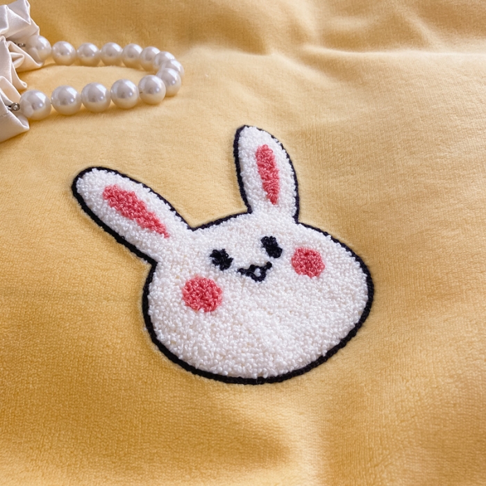 91家纺网 家纺一手货源 找家纺 安哆啦2021新款230g毛巾绣牛奶绒花边四件套萌萌兔-亮黄