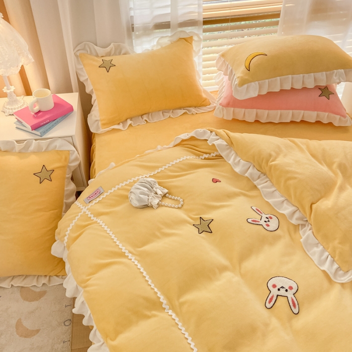 91家纺网 家纺一手货源 找家纺 安哆啦2021新款230g毛巾绣牛奶绒花边四件套萌萌兔-亮黄