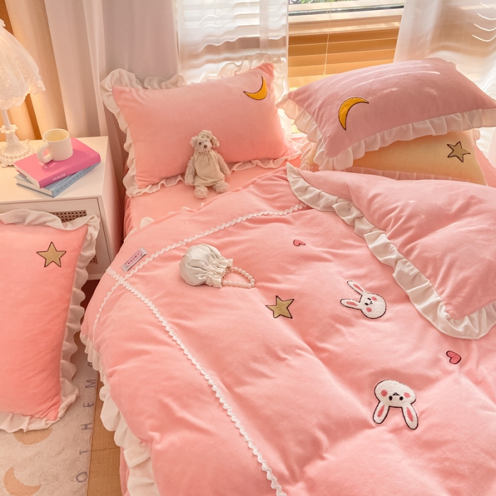 91家纺网 家纺一手货源 找家纺 安哆啦2021新款230g毛巾绣牛奶绒花边四件套萌萌兔蜜桃粉