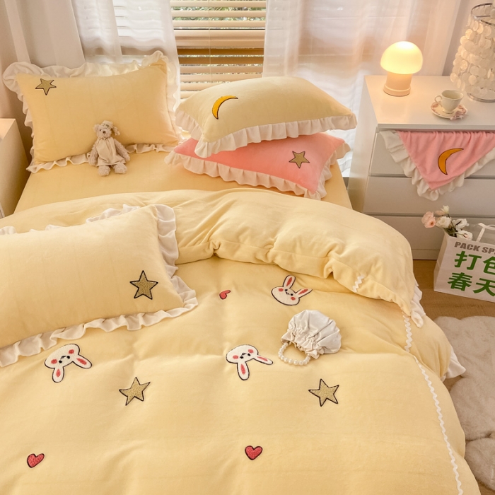 91家纺网 家纺一手货源 找家纺 安哆啦2021新款230g毛巾绣牛奶绒花边四件套萌萌兔奶油黄