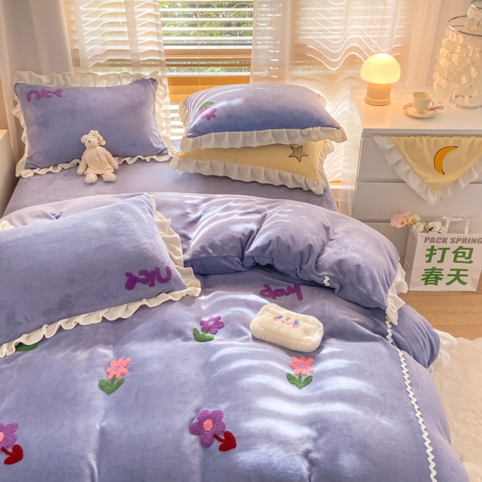 91家纺网 家纺一手货源 找家纺 安哆啦2021新款230g毛巾绣牛奶绒花边四件套小花花黛紫色