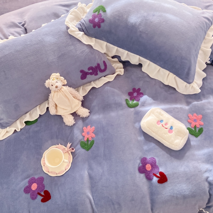 91家纺网 家纺一手货源 找家纺 安哆啦2021新款230g毛巾绣牛奶绒花边四件套小花花黛紫色