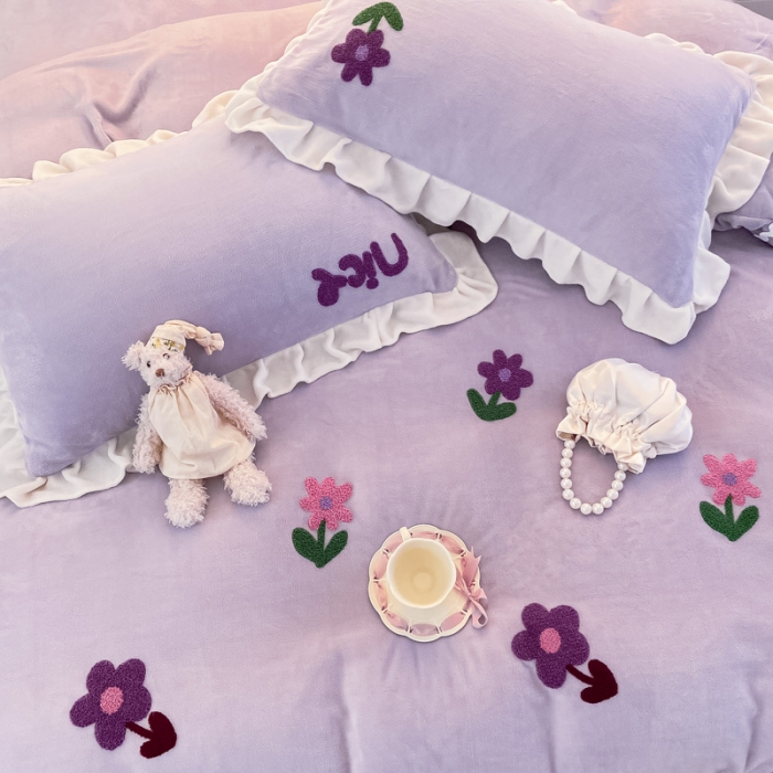 91家纺网 家纺一手货源 找家纺 安哆啦2021新款230g毛巾绣牛奶绒花边四件套小花花丁香紫