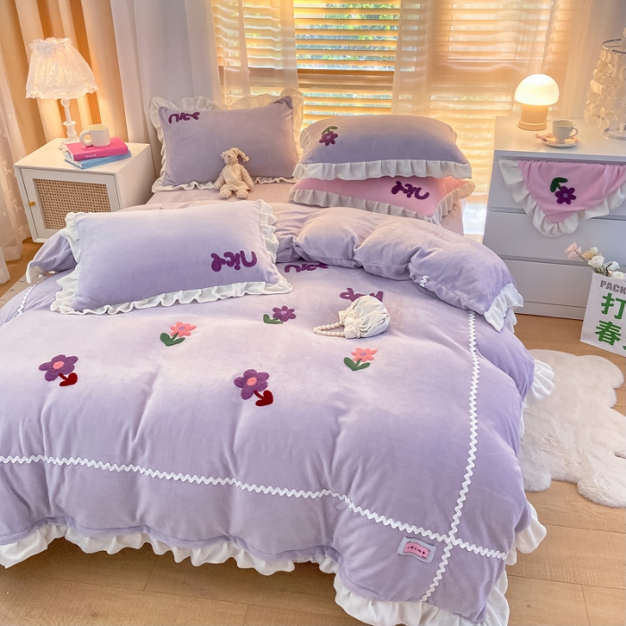 91家纺网 家纺一手货源 找家纺 安哆啦2021新款230g毛巾绣牛奶绒花边四件套小花花丁香紫