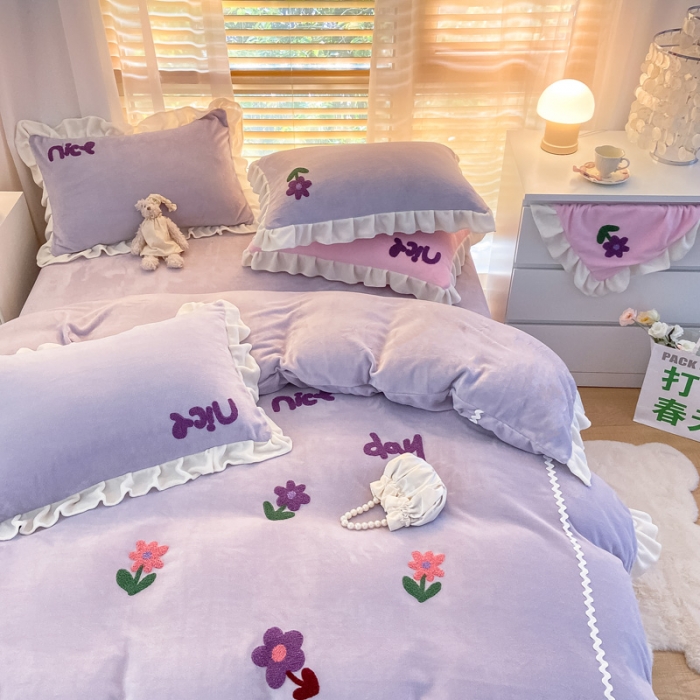 91家纺网 家纺一手货源 找家纺 安哆啦2021新款230g毛巾绣牛奶绒花边四件套小花花丁香紫