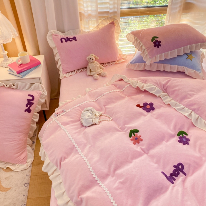 91家纺网 家纺一手货源 找家纺 安哆啦2021新款230g毛巾绣牛奶绒花边四件套小花花仙女粉