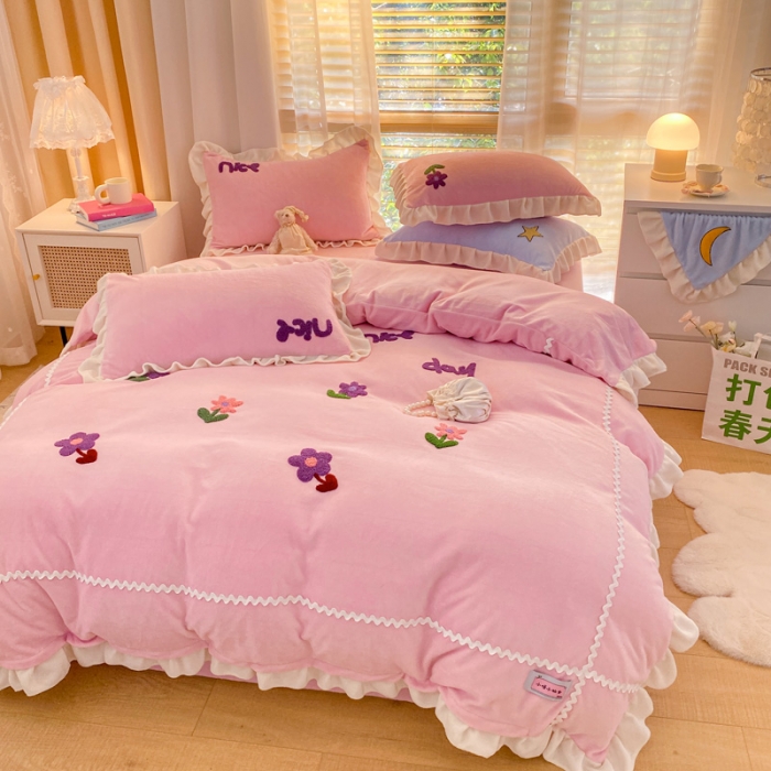 91家纺网 家纺一手货源 找家纺 安哆啦2021新款230g毛巾绣牛奶绒花边四件套小花花仙女粉