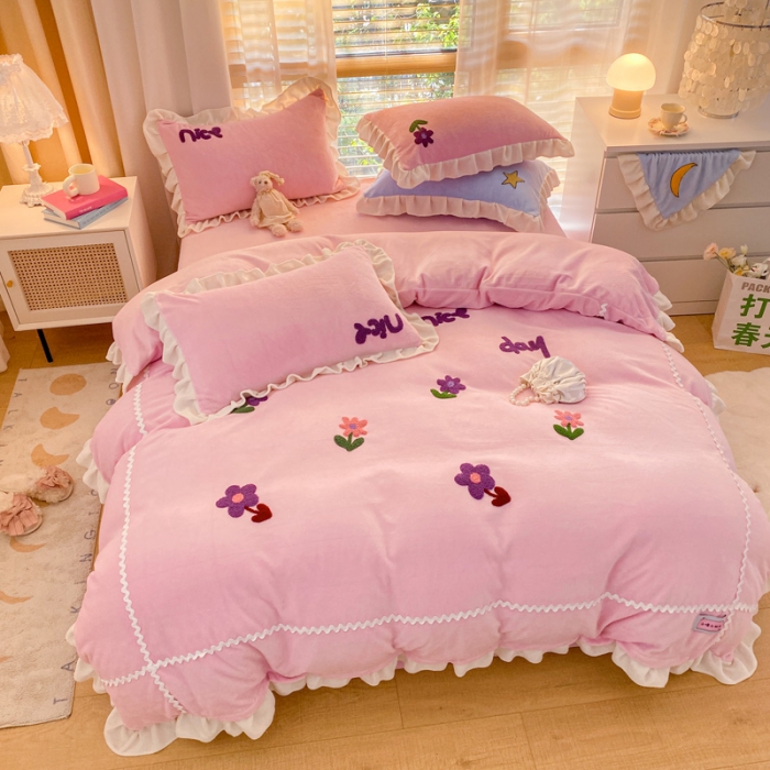 91家纺网 家纺一手货源 找家纺 安哆啦2021新款230g毛巾绣牛奶绒花边四件套小花花仙女粉