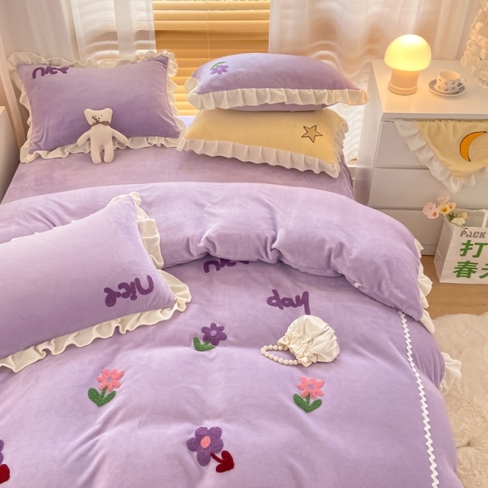 91家纺网 家纺一手货源 找家纺 安哆啦2021新款230g毛巾绣牛奶绒花边四件套小花花香芋紫