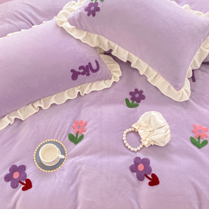 91家纺网 家纺一手货源 找家纺 安哆啦2021新款230g毛巾绣牛奶绒花边四件套小花花香芋紫