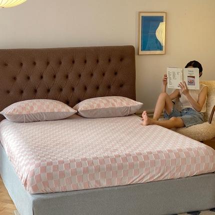 91家纺网 家纺一手货源 找家纺 风向标 2022新款牛奶婴儿绒棋盘格单床笠 棋盘格-奶油粉