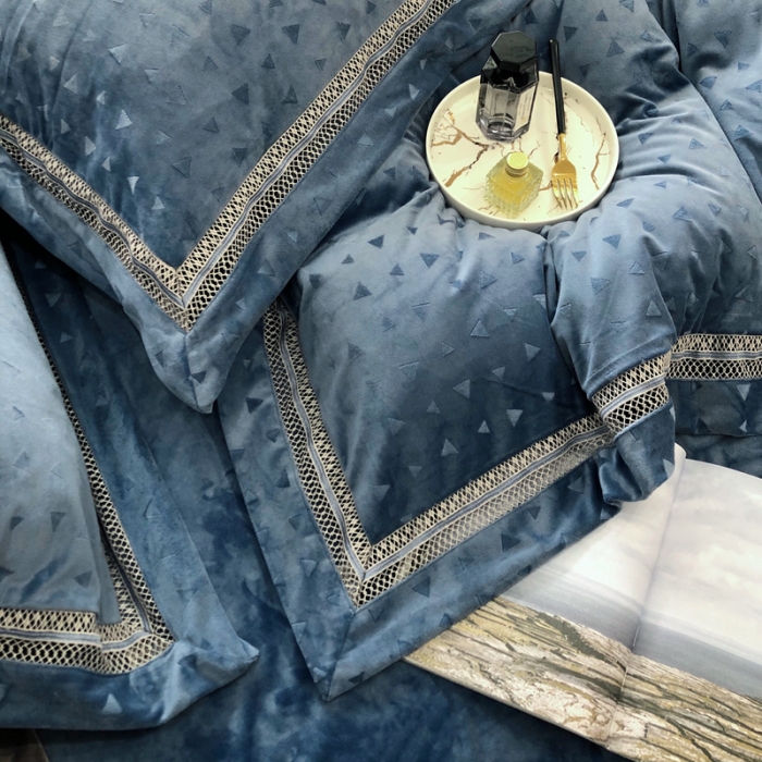 91家纺网 家纺一手货源 找家纺 榻尚家居 2021新款爱丽丝纯色浮雕婴肤绒四件套 爱丽丝 -蓝