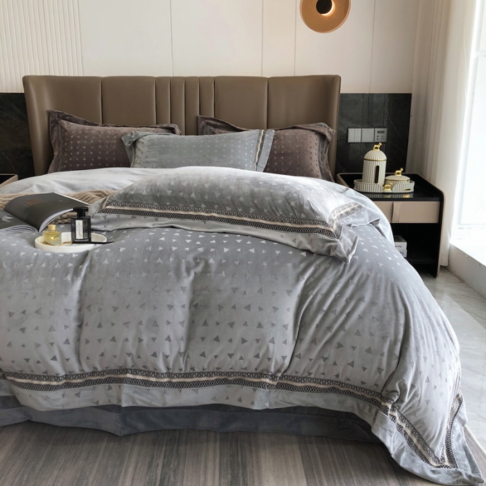 91家纺网 家纺一手货源 找家纺 榻尚家居 2021新款爱丽丝纯色浮雕婴肤绒四件套 爱丽丝-灰