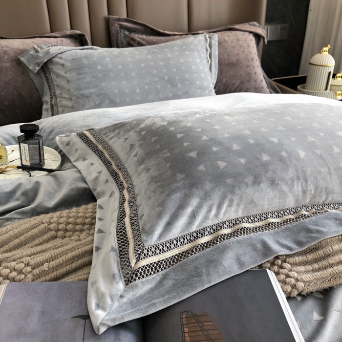 91家纺网 家纺一手货源 找家纺 榻尚家居 2021新款爱丽丝纯色浮雕婴肤绒四件套 爱丽丝-灰