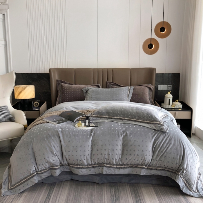 91家纺网 家纺一手货源 找家纺 榻尚家居 2021新款爱丽丝纯色浮雕婴肤绒四件套 爱丽丝-灰