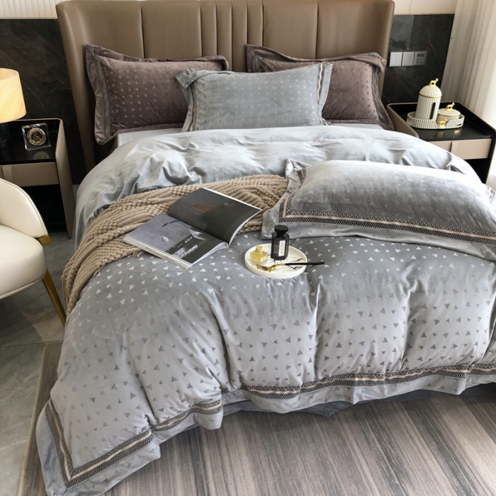 91家纺网 家纺一手货源 找家纺 榻尚家居 2021新款爱丽丝纯色浮雕婴肤绒四件套 爱丽丝-灰