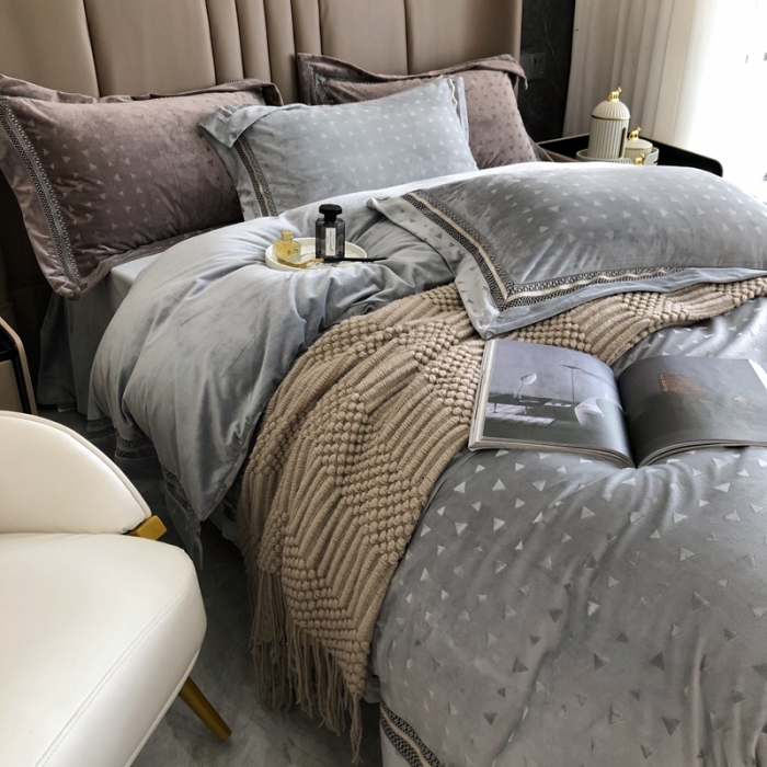 91家纺网 家纺一手货源 找家纺 榻尚家居 2021新款爱丽丝纯色浮雕婴肤绒四件套 爱丽丝-灰