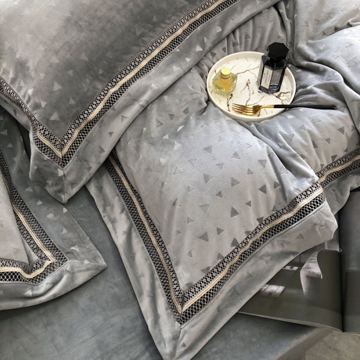 91家纺网 家纺一手货源 找家纺 榻尚家居 2021新款爱丽丝纯色浮雕婴肤绒四件套 爱丽丝-灰