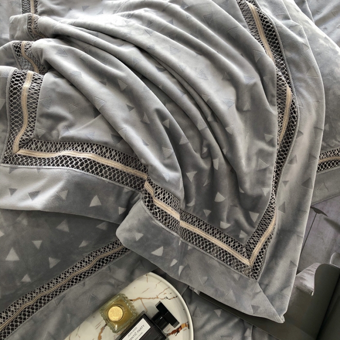 91家纺网 家纺一手货源 找家纺 榻尚家居 2021新款爱丽丝纯色浮雕婴肤绒四件套 爱丽丝-灰