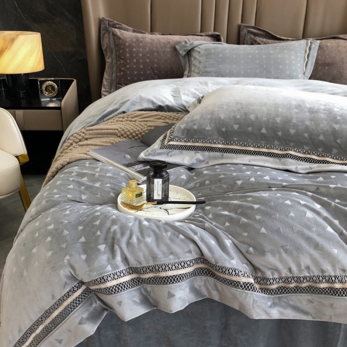 91家纺网 家纺一手货源 找家纺 榻尚家居 2021新款爱丽丝纯色浮雕婴肤绒四件套 爱丽丝-灰