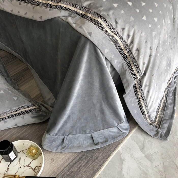 91家纺网 家纺一手货源 找家纺 榻尚家居 2021新款爱丽丝纯色浮雕婴肤绒四件套 爱丽丝-灰