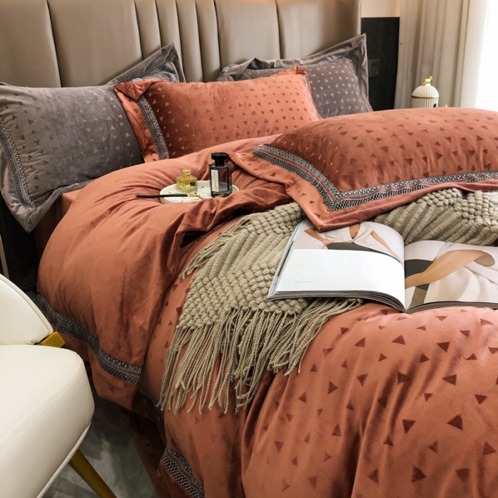91家纺网 家纺一手货源 找家纺 榻尚家居 2021新款爱丽丝纯色浮雕婴肤绒四件套 爱丽丝-焦糖