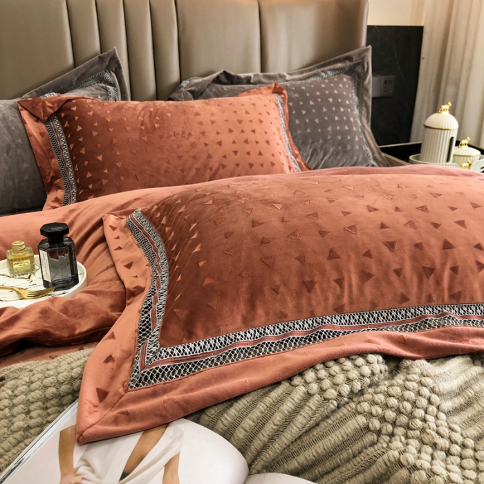 91家纺网 家纺一手货源 找家纺 榻尚家居 2021新款爱丽丝纯色浮雕婴肤绒四件套 爱丽丝-焦糖