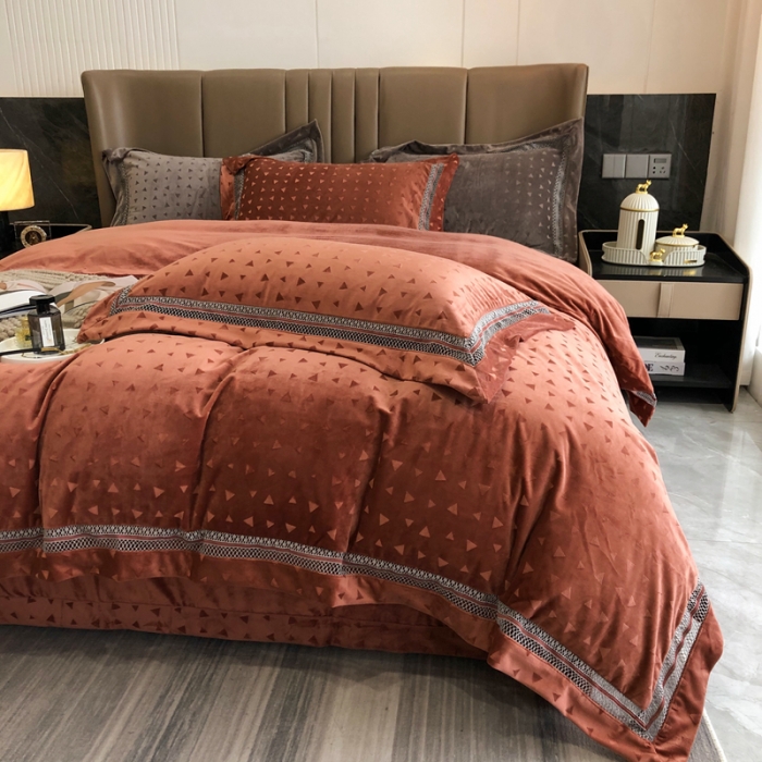 91家纺网 家纺一手货源 找家纺 榻尚家居 2021新款爱丽丝纯色浮雕婴肤绒四件套 爱丽丝-焦糖