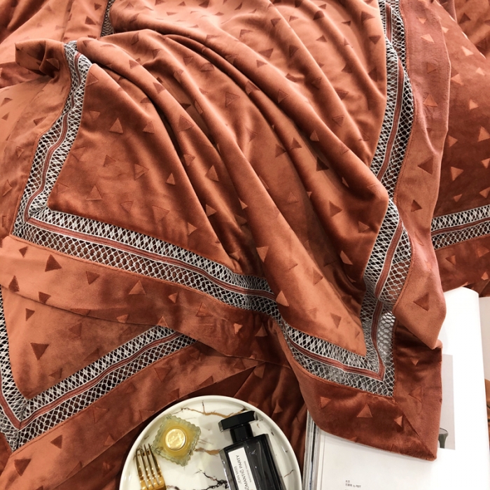 91家纺网 家纺一手货源 找家纺 榻尚家居 2021新款爱丽丝纯色浮雕婴肤绒四件套 爱丽丝-焦糖