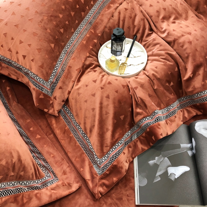 91家纺网 家纺一手货源 找家纺 榻尚家居 2021新款爱丽丝纯色浮雕婴肤绒四件套 爱丽丝-焦糖