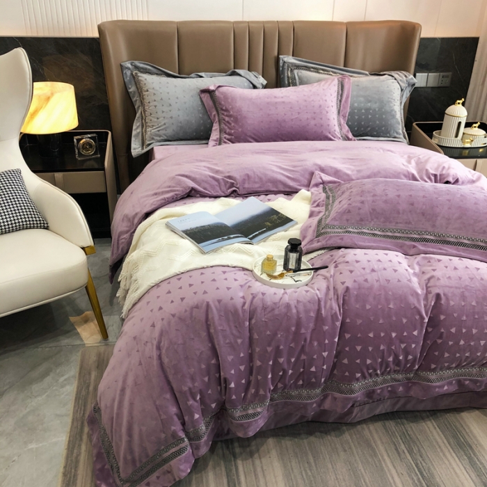91家纺网 家纺一手货源 找家纺 榻尚家居 2021新款爱丽丝纯色浮雕婴肤绒四件套 爱丽丝-紫