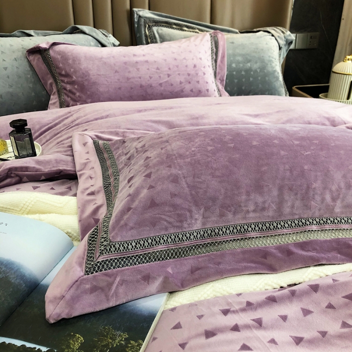 91家纺网 家纺一手货源 找家纺 榻尚家居 2021新款爱丽丝纯色浮雕婴肤绒四件套 爱丽丝-紫