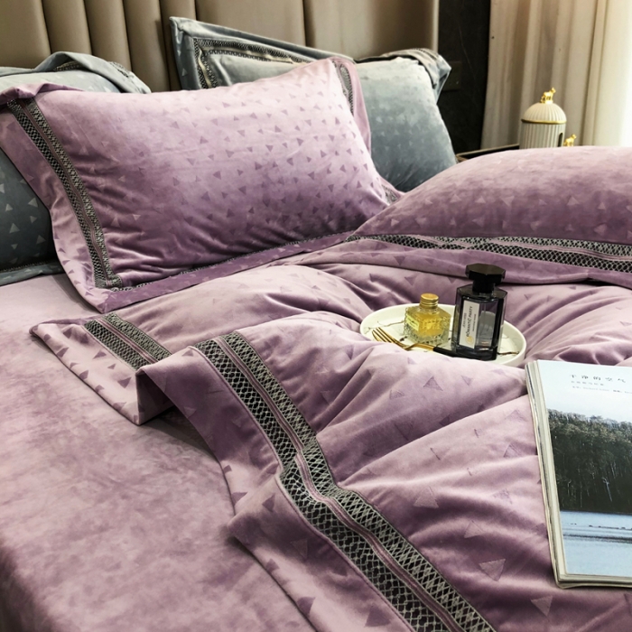 91家纺网 家纺一手货源 找家纺 榻尚家居 2021新款爱丽丝纯色浮雕婴肤绒四件套 爱丽丝-紫