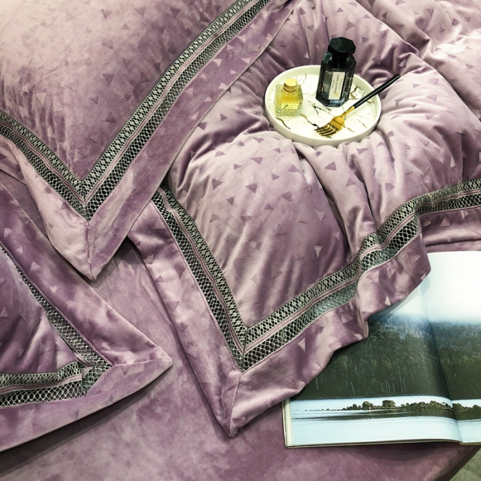 91家纺网 家纺一手货源 找家纺 榻尚家居 2021新款爱丽丝纯色浮雕婴肤绒四件套 爱丽丝-紫