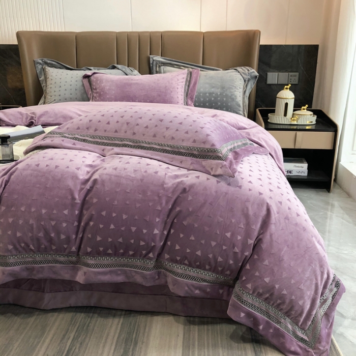 91家纺网 家纺一手货源 找家纺 榻尚家居 2021新款爱丽丝纯色浮雕婴肤绒四件套 爱丽丝-紫