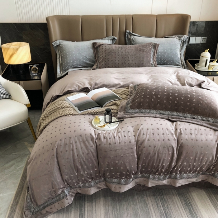 91家纺网 家纺一手货源 找家纺 榻尚家居 2021新款爱丽丝纯色浮雕婴肤绒四件套 爱丽丝-棕