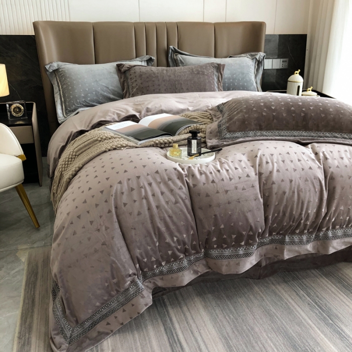 91家纺网 家纺一手货源 找家纺 榻尚家居 2021新款爱丽丝纯色浮雕婴肤绒四件套 爱丽丝-棕