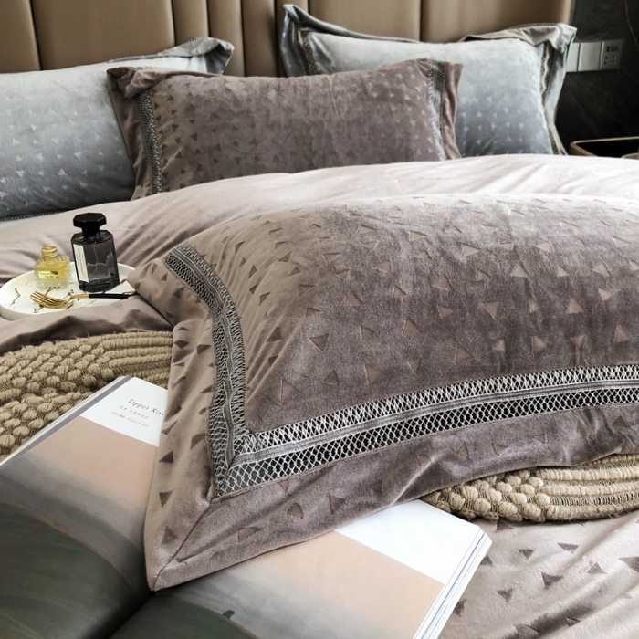 91家纺网 家纺一手货源 找家纺 榻尚家居 2021新款爱丽丝纯色浮雕婴肤绒四件套 爱丽丝-棕