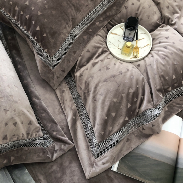 91家纺网 家纺一手货源 找家纺 榻尚家居 2021新款爱丽丝纯色浮雕婴肤绒四件套 爱丽丝-棕